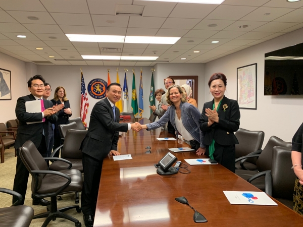 구본영 시장이 17일 오후 미국 뉴욕주 롱아일랜드 나소카운티를 방문하고 3.1운동의 날을 지정하고 유관순 상을 제정하는 데 기여한 로라 커런 나소카운티장과 악수를 하고 있다.