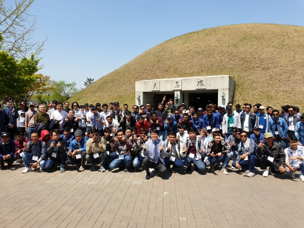 철도건설 현장 외국인 근로자들이 한국 유적지를 탐방하고 기념사진을 촬영하고 있다.