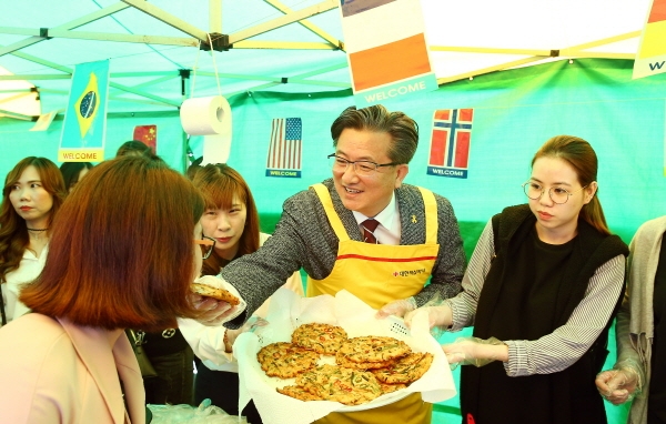 정용래 유성구청장이 18일 유성커뮤니티센터에서 열린 다문화·새터민 가족과 함께하는 전통음식 만들기 행사에 참석하여 다문화 가족들과 함께 전통음식 만들기 체험