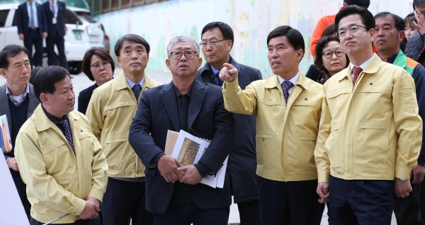 황인호 동구청장과 허태정 시장이 대전정신요양병원 내 위치한 절개지를 현장점검하고 있다