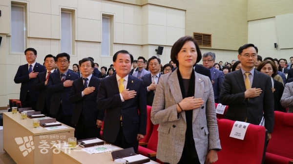 국민의례하는 (오른쪽부터) 유은혜 교육부장관, 김지철 충남교육감