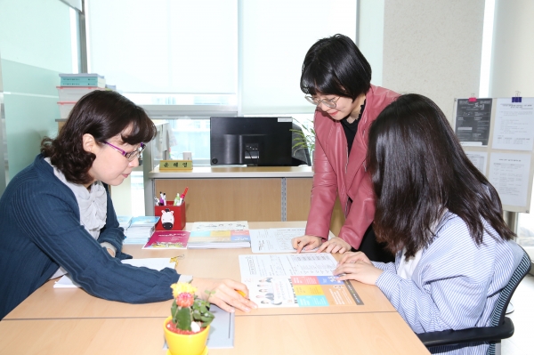 취업지원실 상담프로그램 운영하는 모습