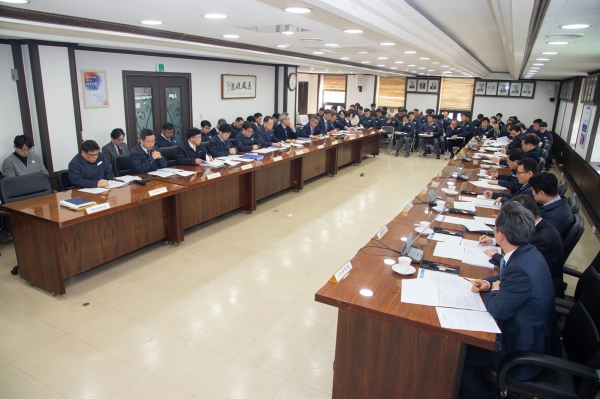 18일 대전 본사 회의실에서 본사와 각 본부, 기술연구원 주요 간부들이 참석한 가운데 확대간부회의 개최 모습