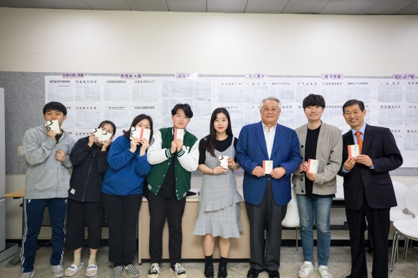 윤승용 총장(오른쪽 첫번째)과 김수연 대표(오른쪽 세번째)가 남서울대 총학생회 임원들에게 책을 선물하고 기념사진을 촬영하고 있다.