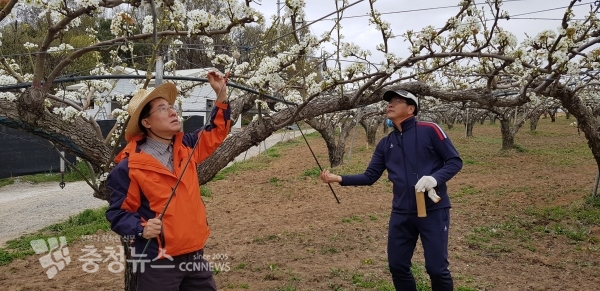 왼쪽 박경귀 당협위원장, 오른쪽 전남수 아산시의회 부의장(사진= 아산시을 당협 제공)