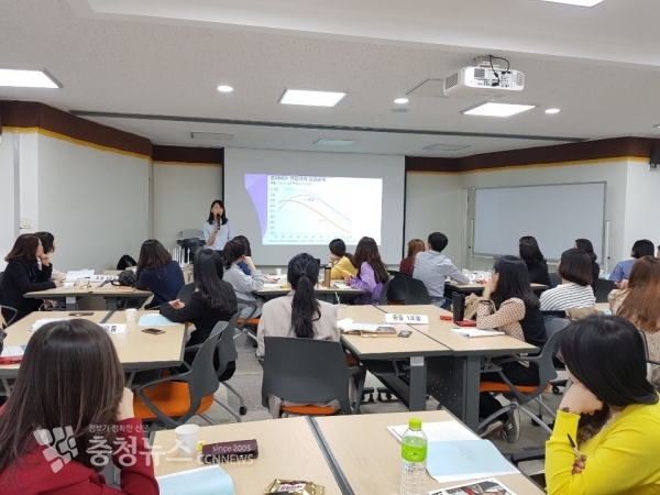 독서교육 수업역량 강화 직무연수에 참여 중인 교원들의 모습