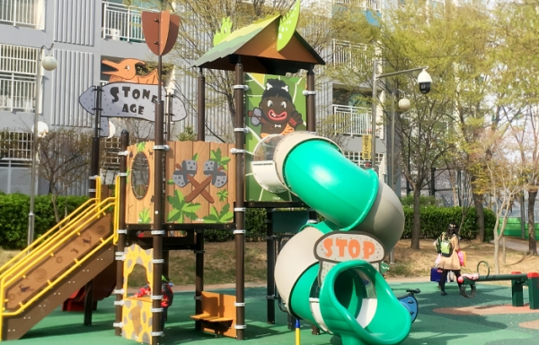 어린이 놀이시설에 cctv가 설치되어 있는 모습.