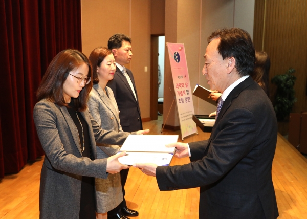 우수 과학교사 6명이 장관표창장 수상 모습