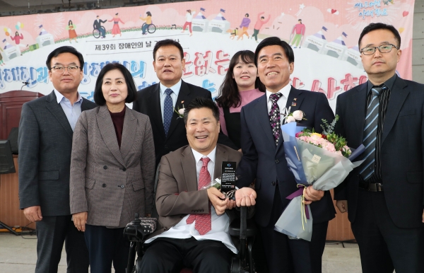 자원봉사대상 수상 후 기념촬영 모습(왼쪽 두 번째 이나영 동구의회 의장, 왼쪽 세 번째 정학수 지적장애인협회장, 가운데 황경아 대전광역시 장애인단체총연합회 회장, 오른쪽 두 번째 황인호 동구청장)