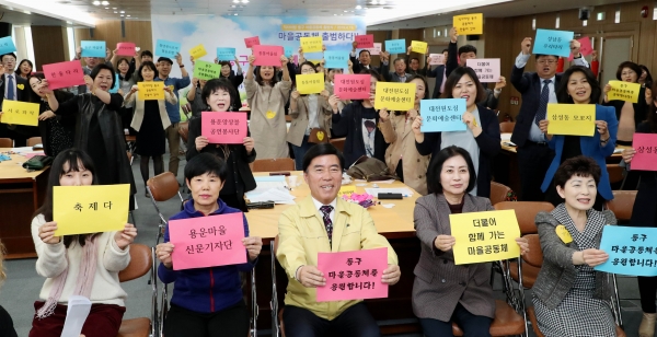 행사 참석자들이 기념촬영을 하고 있다.(사진 왼쪽부터 김지선 축제다 대표, 조정순 용운마을신문 대표, 황인호 동구청장, 이나영 동구의회 의장, 신은옥 동구의회 의원)