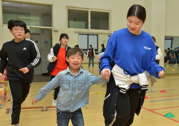 행사에 참여한 장애학생들이 백석대 특수체육교육과 체육활동을 하고 있다.