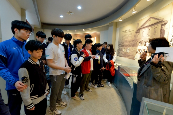 행사에 참여한 장애학생들이 유관순 열사 기념관에서 해설가의 설명을 듣고 있다.