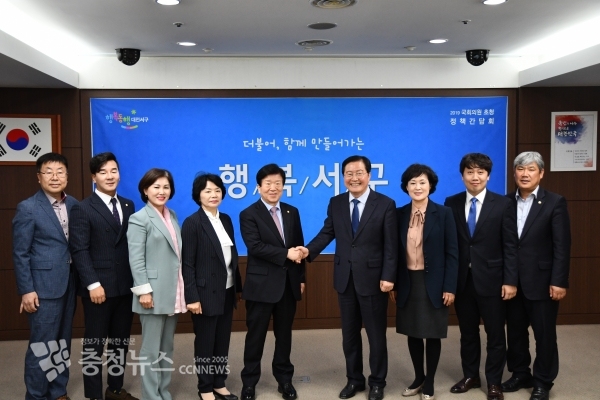 장종태 청장과 박병석 국회의원을 비롯한 시구의원 기념촬영