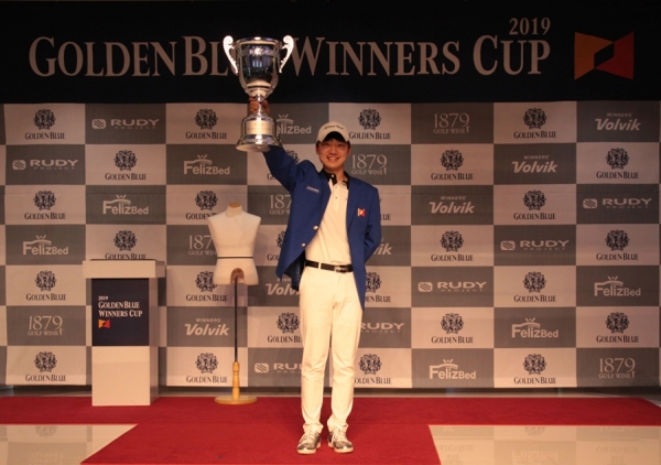 ‘2019 골든블루 워너스 컵 1차 대회’가 20일(토) 대전 유성구 골프존조이마루에서 열린 가운데 우승을 한 최민욱이 트로피를 들어올리고 있다