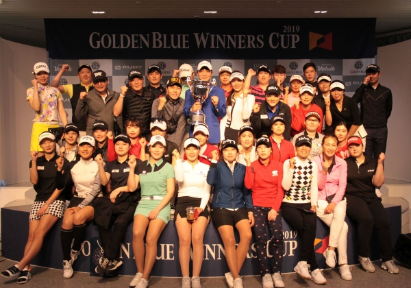 ‘2019 골든블루 워너스 컵 1차 대회’에 참가한 모든 참가자들이 단체 기념촬영을 하고 있다