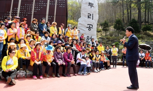박용갑 중구청장이 직접 뿌리공원에서 공원의 역사와 성씨조형물, 족보박물관 등을 안내하며 귀한 손님맞이