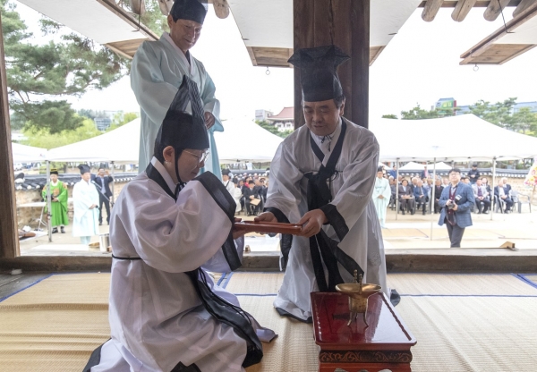 동춘당문화제 기간인 지난 19일 동춘당에서 열린 숭모제례에 박정현 대덕구청장이 참석했다