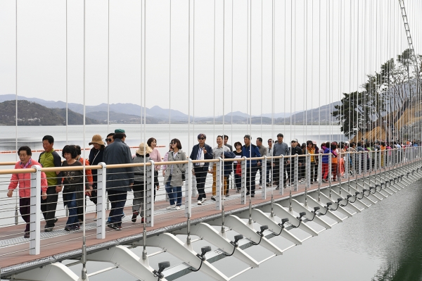 예당호 출렁다리를 찾은 관광객 모습