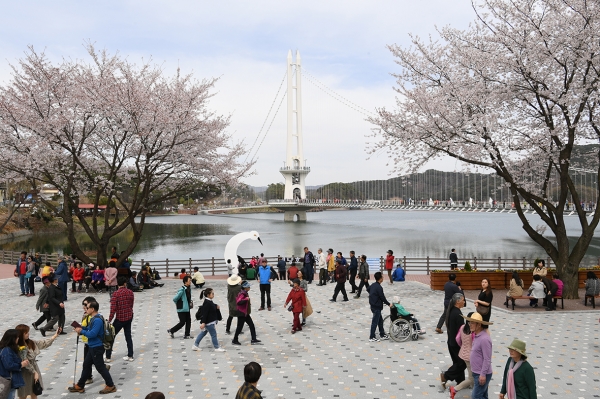 예당호 출렁다리를 찾은 관광객 모습