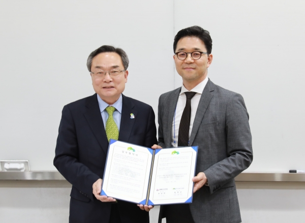 윤영균(좌측) 한국산림복지진흥원장이 19일 서울대학교에서 열린 한국정책학회 춘계학술대회에서 한승준 한국정책학회장과 '산림복지서비스 활성화를 위한 업무협약(MOU)'을 체결한 뒤 기념촬영