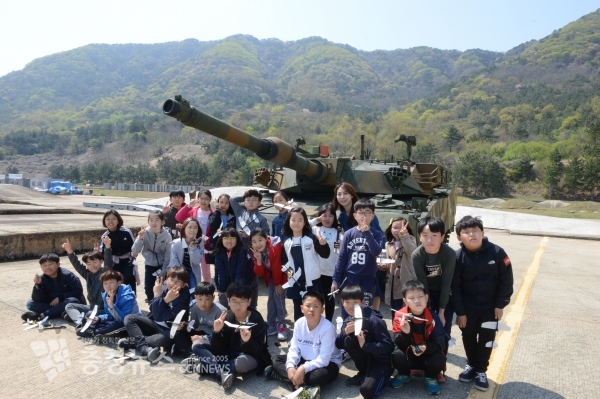 학생들이 국방과학연구소를 방문해 종이로켓 만들기 등을 체험했다.