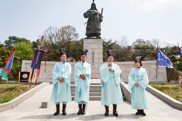 이순신장군 동상 친수식에서 오세현 아산시장이 인사말을 하고 있다.