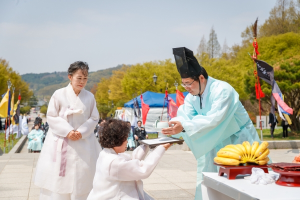 아헌관을 맡은 오세현 아산시장이 제례를 올리고 있다.