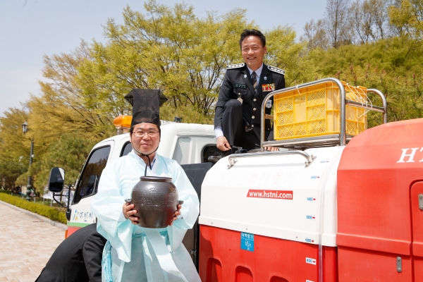 현충사 경내 성수와 온천수를 섞는 합수식