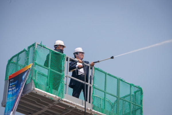 크레인에 올라 친수식을 진행하는 오세현 아산시장