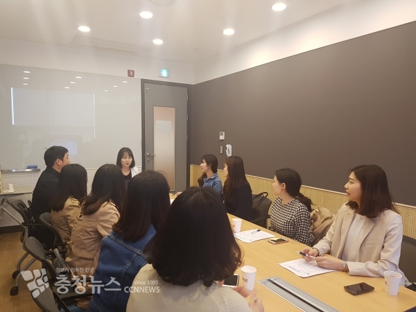 선배 공무원이 후배 공무원들을 대상으로 학교회계에 대해 연수를 진행하고 있는 장면