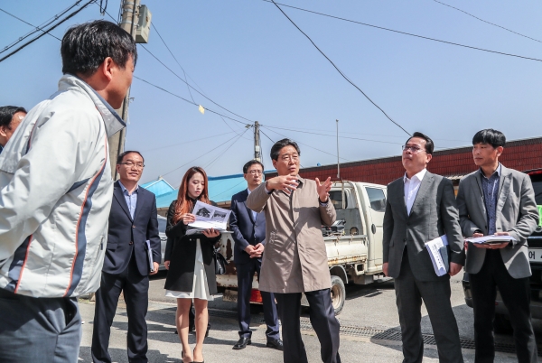 '현장소통의 날' 신평시장 현장 모습