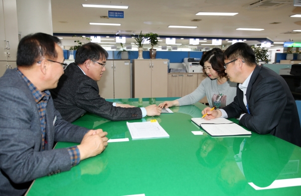 신속민원처리과’ 인허가 민원 상담 모습.