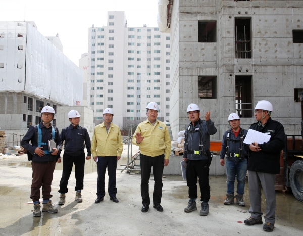 국가안전대진단과 관련해 현장점검에 나선 가세로 군수 모습.