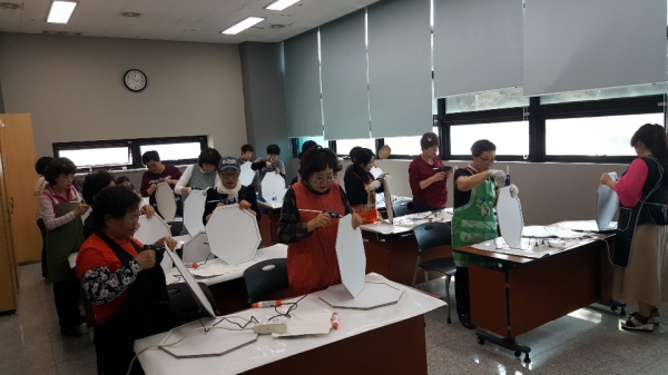 자치종합대학 열공-한지공예.