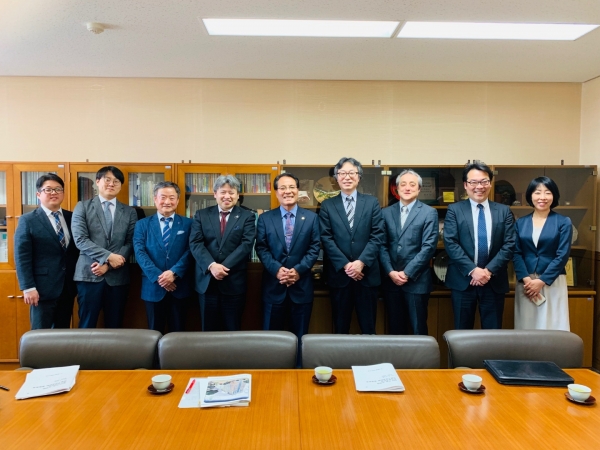 한남대 이덕훈 총장(가운데)을 비롯한 방문단은 22일 일본 관동학원대학 기쿠 히로요시 총장(왼쪽 네 번째)을 만나 관동지역 기업과 연계한 해외인턴십 확대 방안을 논의했다.