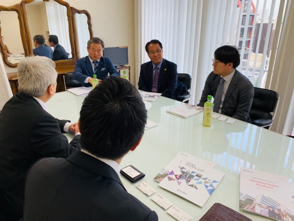 한남대 이덕훈 총장(가운데)을 비롯한 방문단은 지난 22일 칸다외어학원을 방문해 편입 확대방안 논의