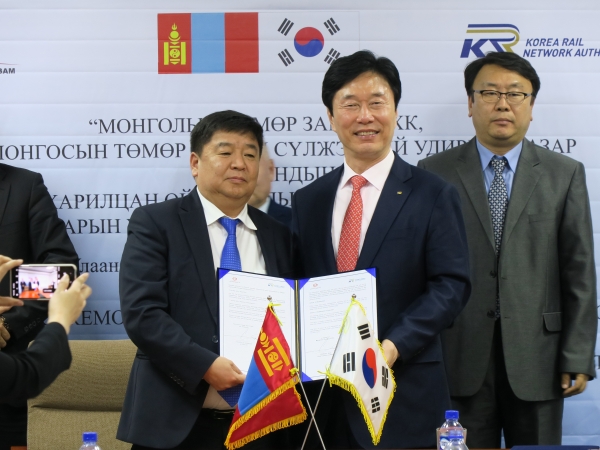 한국철도시설공단 김상균 이사장(오른쪽)과 몽골철도공사 셍겔 볼트 사장(왼쪽)이 업무 협약을 체결하고 있다