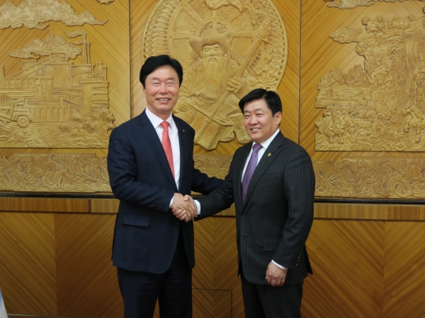 김상균 이사장(왼쪽)과 몽골 도로교통부 엥크 암갈란 장관(오른쪽)이 동아시아 철도공동체 구현에 대한 적극적인 참여 의지를 다지고 있다