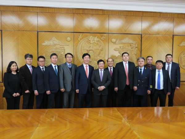 김상균 이사장(왼쪽에서 여섯번째)과 몽골 도로교통부 엥크 암갈란 장관(왼쪽에서 일곱번째), 몽골철도공사 셍겔 볼트 사장(왼쪽에서 열두번째)이 동아시아 철도공동체 구현을 위해 교류 협력을 강화하기로 하였다.