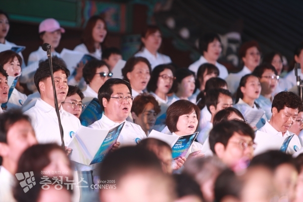 오세현 아산시장, 김영애 의장 등이 아산시민과 함께 합창