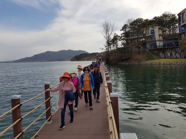 예당호를 찾은 관광객 모습