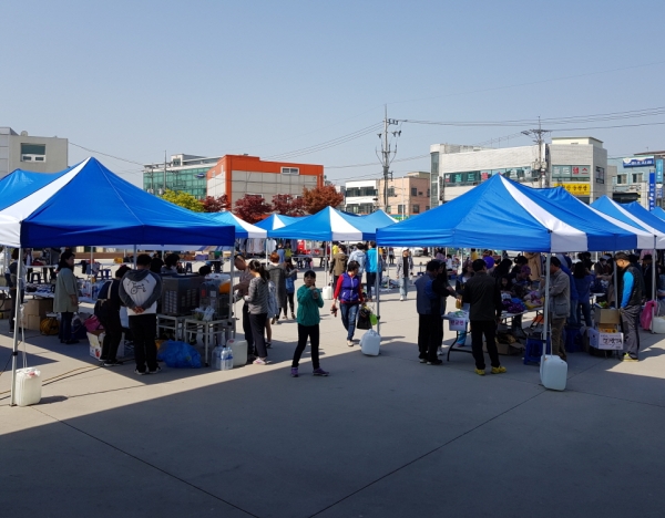 서천군 봄의마을 광장서 행복나눔장터 운영(지난 해 장터운영 모습)