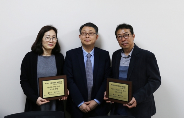 왼쪽부터 제약생명공학과 이계원 학과장, 송기창 학장, 김석 의공학부장