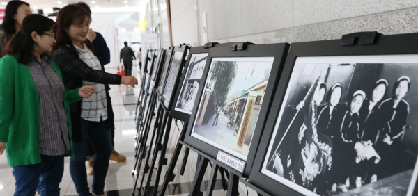 동구청 방문객들이 ‘사진으로 보는 그 시절 풍경’ 전시회 사진을 둘러보고 있다.