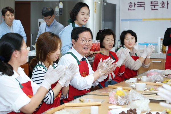 세 번 째 동네마실에서 결혼이주여성과 한국전통 다과 만들기를 함께하며 한국 생활의 어려움 및 다문화가족 지원 관련 바라는 점 청취