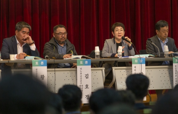 대덕구가 지난 23일 대덕문예회관에서 연 노동 전문가 초청 토론회에서 토론회 좌장을 맡은 박정현 대덕구청장(오른쪽 두 번째)