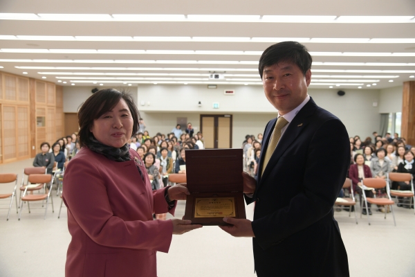 황명선 시장 문해교육상 수상 모습