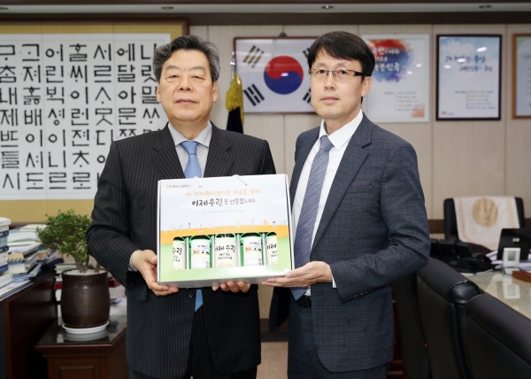 가세로 군수와 ㈜맥키스 컴퍼니 강재규 서부지점장 등 7명이 참석한 가운데 ‘이제우린’ 복군 30주년 기념 홍보 라벨 전달식을 가졌다고 밝혔다. 사진은 홍보 라벨 전달식 모습