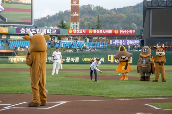 한화이글스파크 공주시 홍보의 날 김정섭 시장 시구 모습