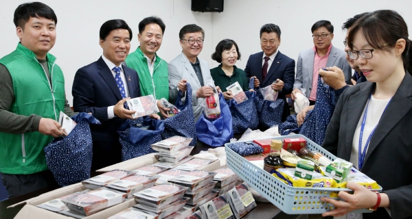 황인호 동구청장(왼쪽 두번째)이 자원봉사자들과 함께 후원물품을 담고 있다